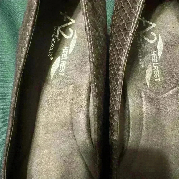 Preowned Aerosoles with a big buckle on top. Womens size 9.5. - Picture 4 of 15